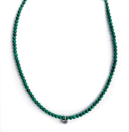 Collar con dije en oro amarillo 14k de zafiro lila con malaquitas y broche y cadena en goldfill