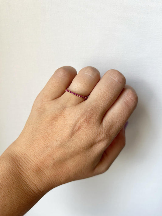 Anillo medio cintillo de rubíes en oro amarillo 10k