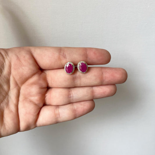 Aretes en oro amarillo 10k con rubí ovalado y halo de diamantes 0.25ctw