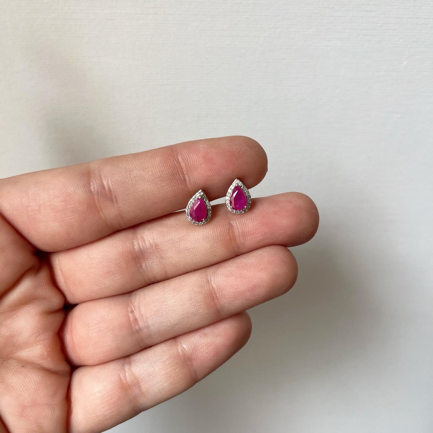 Aretes en oro blanco 10k con rubí corte pera y halo de diamantes 0.12ctw