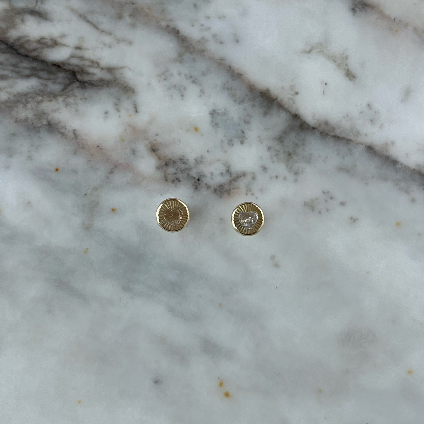 Aretes en oro amarillo 14K con círculo de rayitas y centro con corazón de circonita blanca con tope rosca