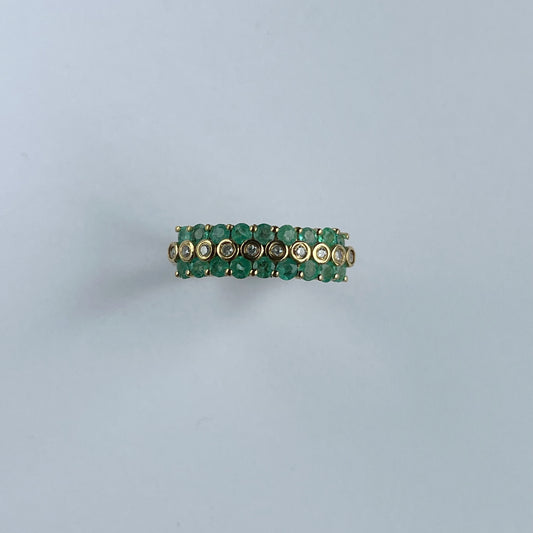 Anillo de plata con baño de oro de tres filas con esmeraldas y diamantes 0.10ct