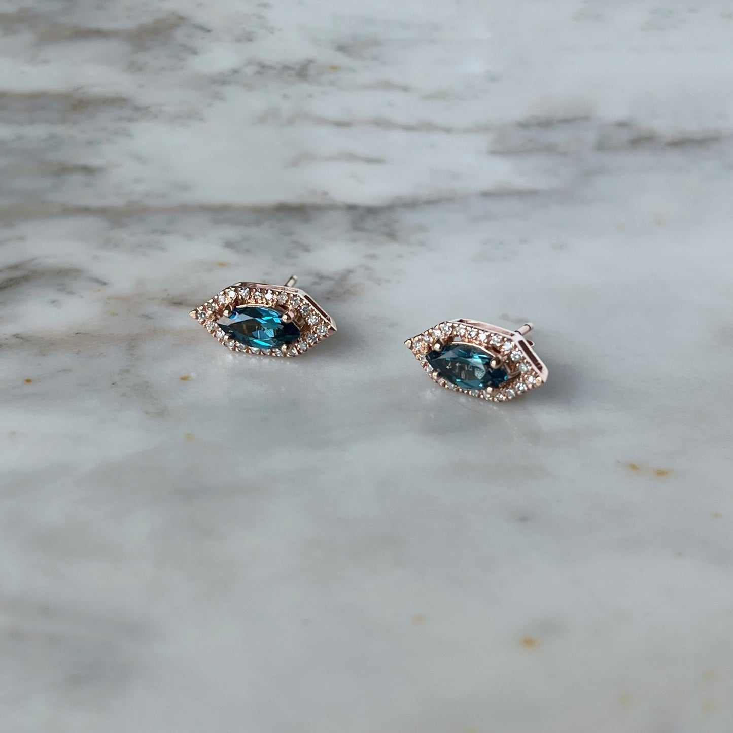 Aretes en oro rosa 10k con marquesa de topacio london blue y halo de diamantes 0.15ct