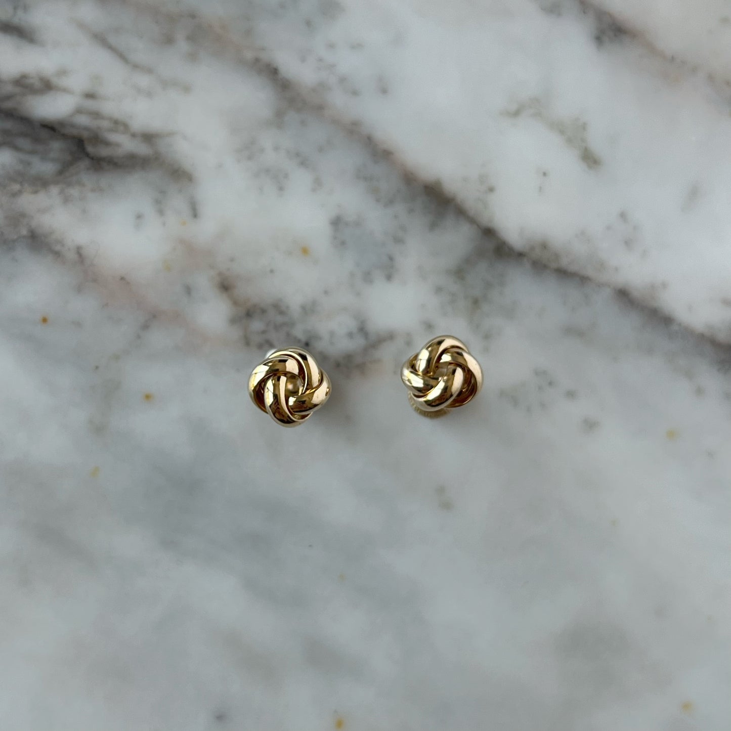 Aretes en oro amarillo de 18K nudo con tope rosca