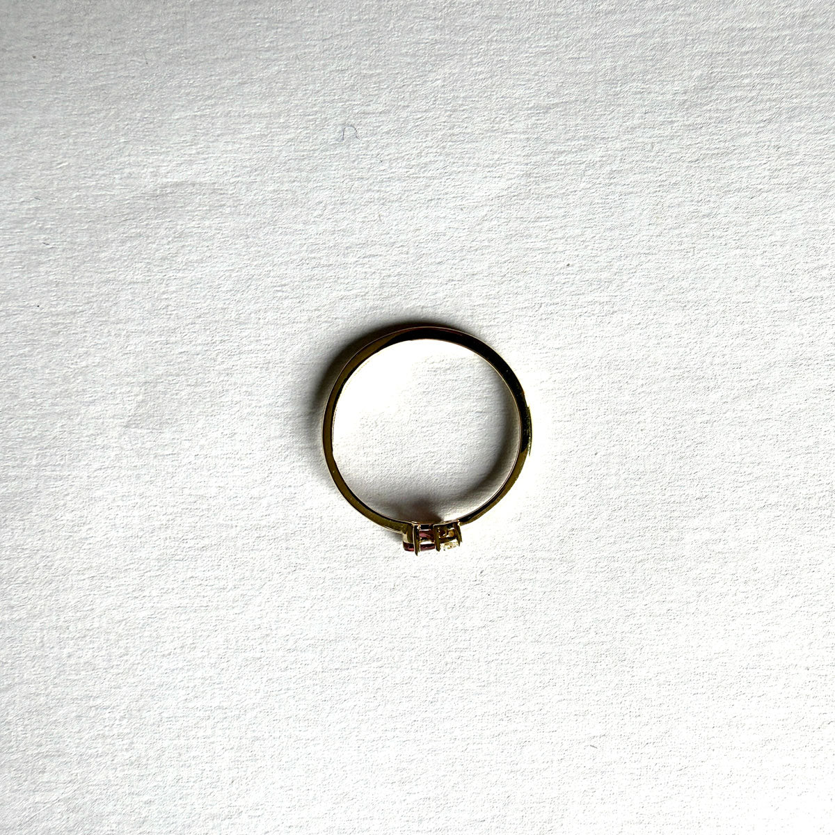 Anillo en oro amarillo 10k con turmalina y diamantes de laboratorio