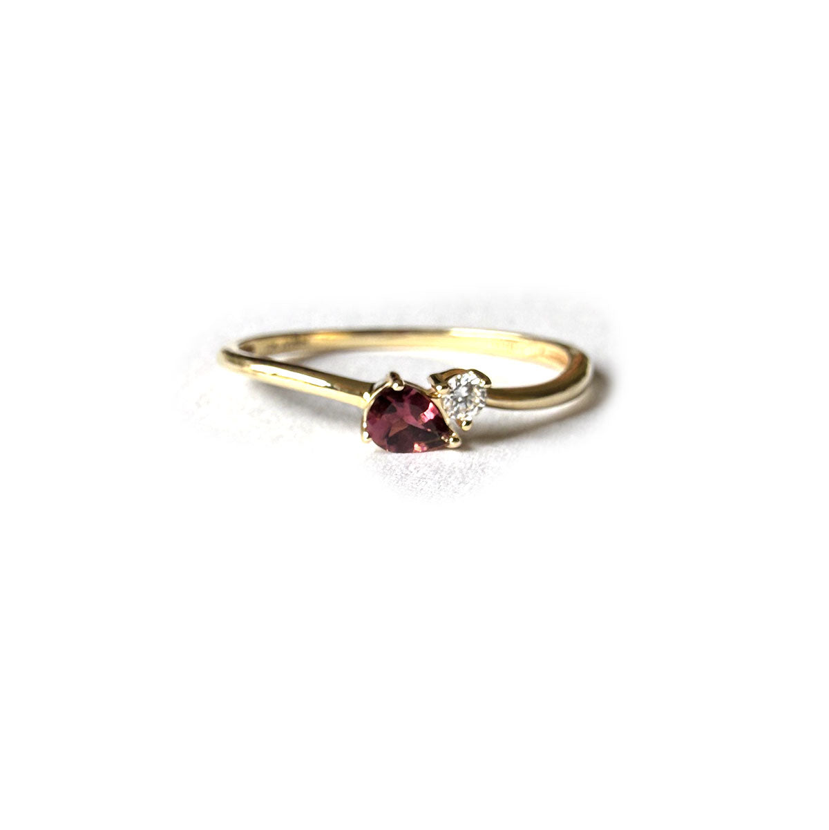 Anillo en oro amarillo 10k con turmalina y diamantes de laboratorio