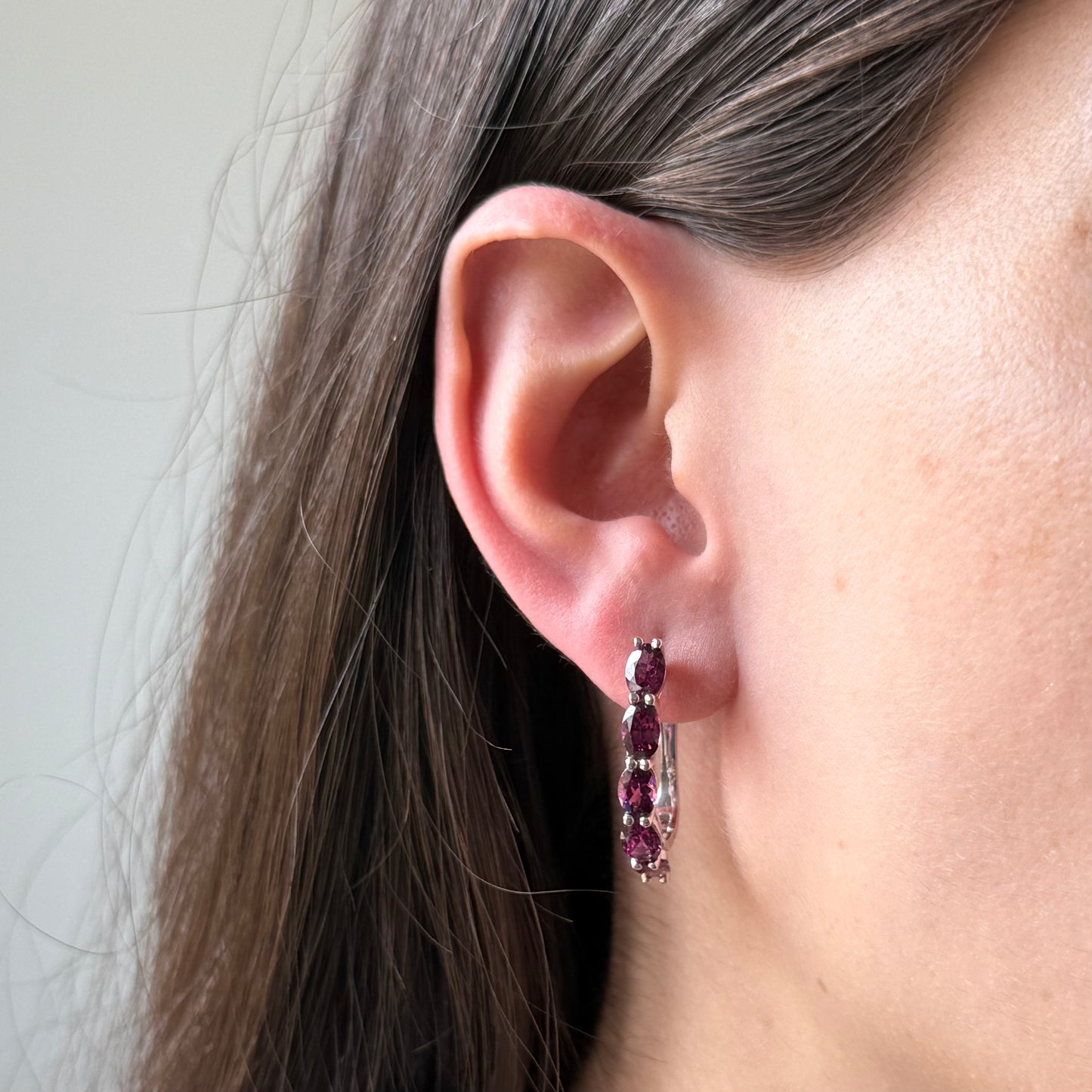 Argolla de plata con granates uva ovalados