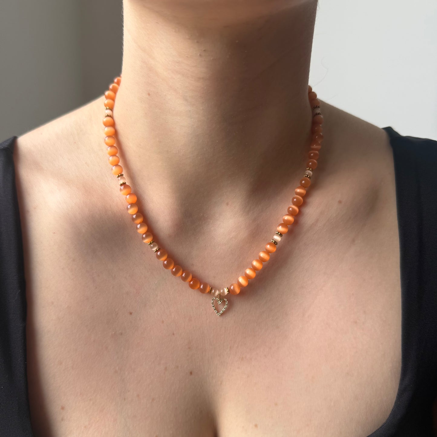 Collar de piedras naturales ojo de gato con dije de corazón en oro amarillo 14k con diamantes 0.25ctw