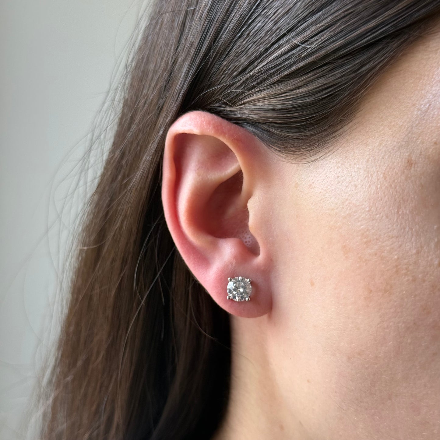 Aretes studs de moissanitas redondas 1.5ctw en plata