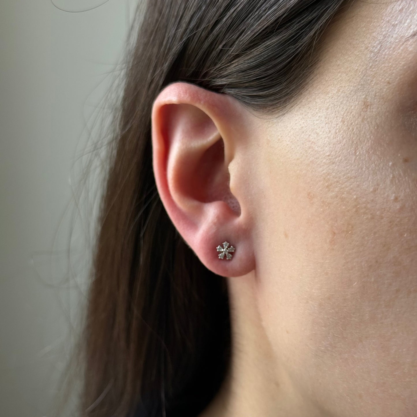 Aretes en oro blanco 18K de florcita de diamantes 0.15ctw