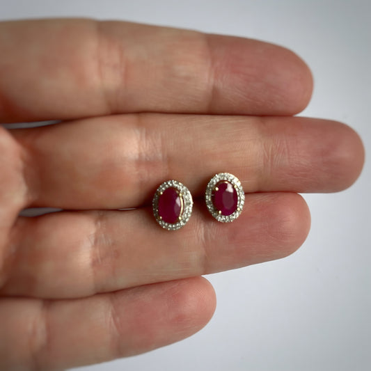 Aretes en oro amarillo 10k con rubí ovalado y halo de diamantes 0.15ctw