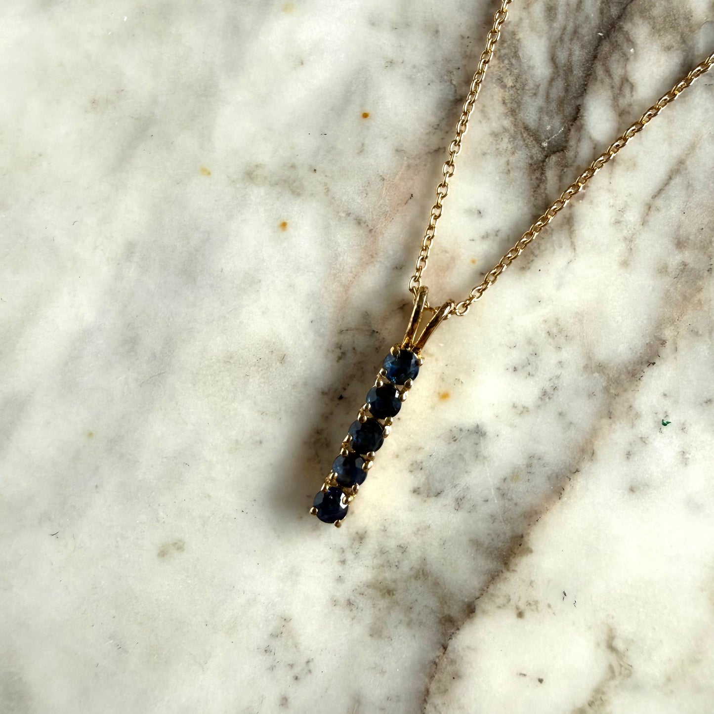 Collar de plata con baño de oro amarillo y zafiros redondos en fila