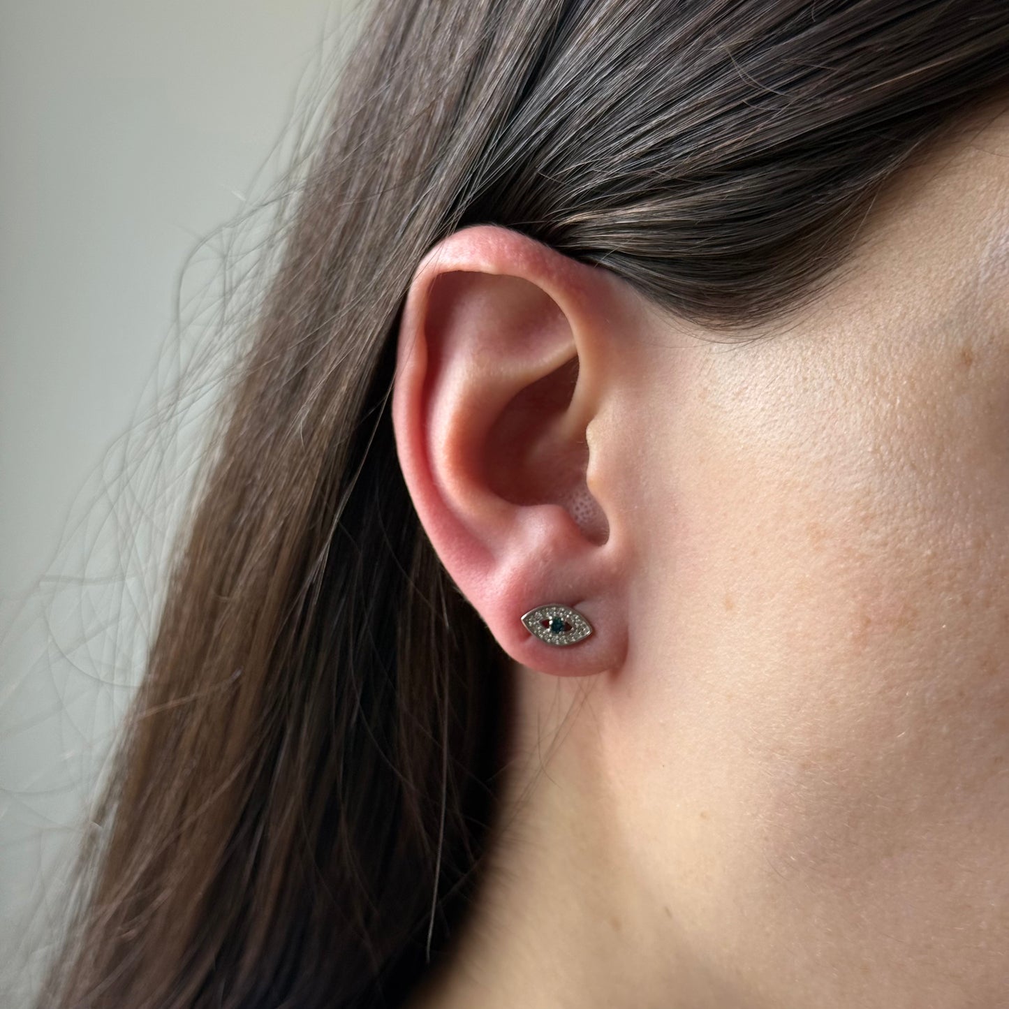 Aretes en oro blanco 10K de ojitos con diamantes azules y blancos 0.20ctw