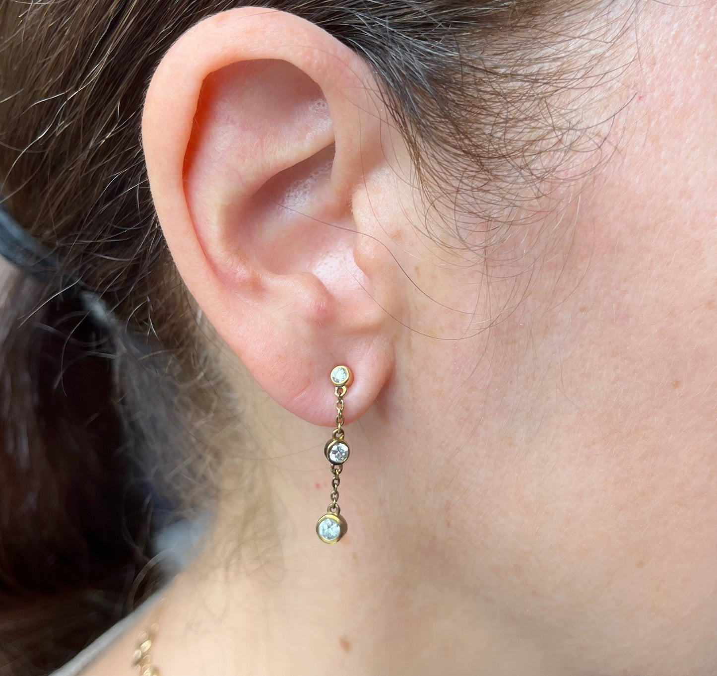 Aretes de plata con baño de oro amarillo y tres diamantes de laboratorio 1ctw