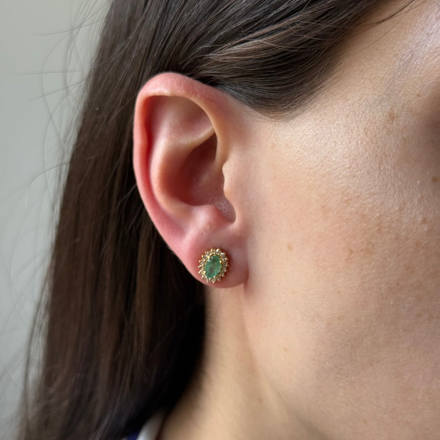 Aretes de oro amarillo 14k con esmeraldas ovaladas 0.75ctw y halo de diamantes 0.25ctw