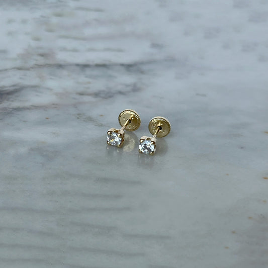 Aretes en oro amarillo 14K con circonita redonda blanca con cuatro agarres con tope rosca