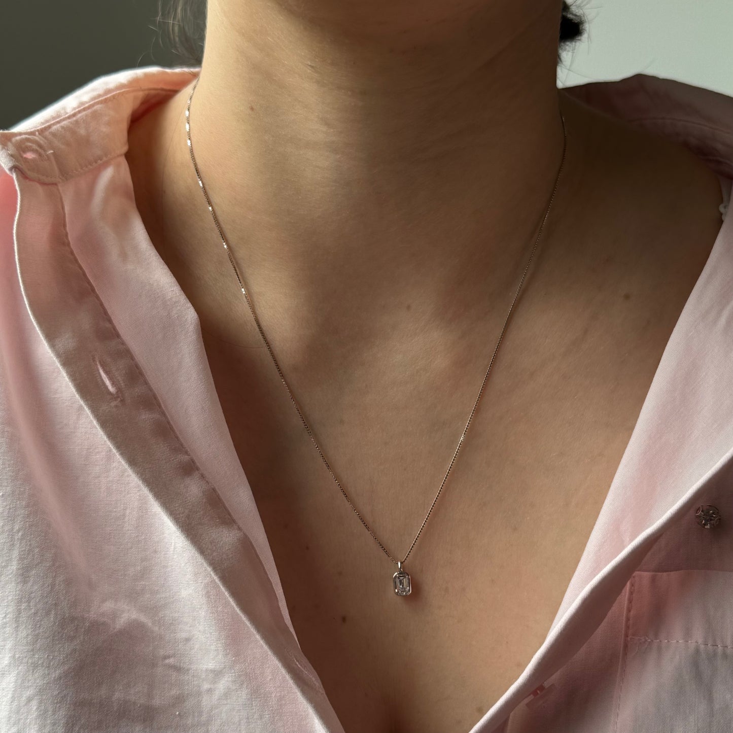 Collar en plata con dije de diamante de laboratorio corte esmeralda 0.5ct