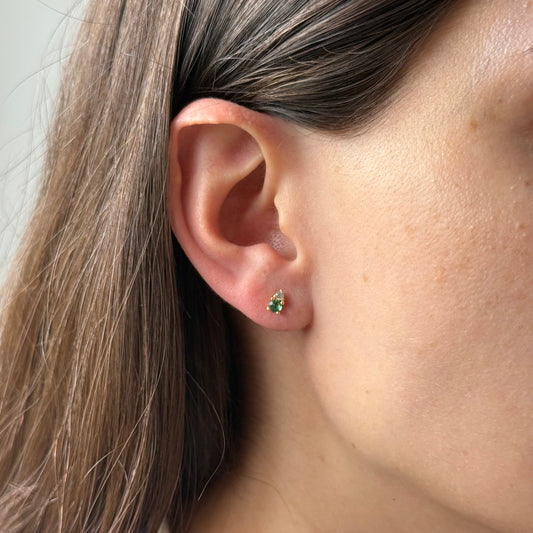 Aretes tu y yo de circonita verde y blanca con tope rosca en oro amarillo 18K