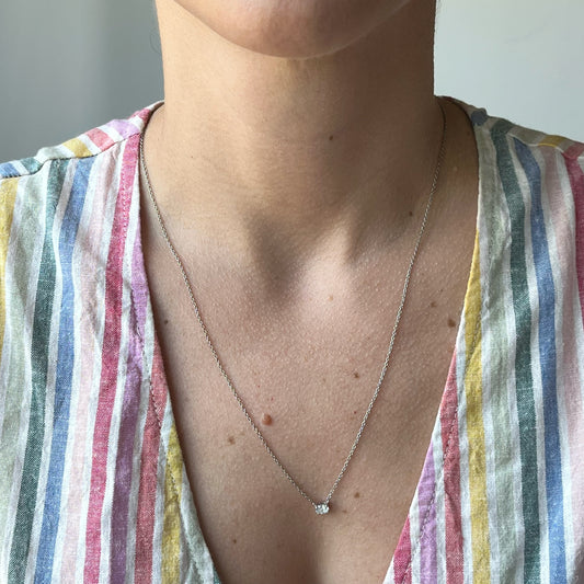 Collar de plata con punto de luz de diamante ovalado de laboratorio 0.25ctw