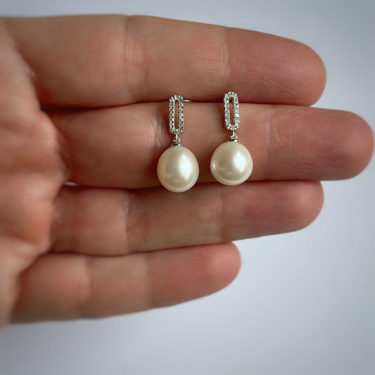 Aretes en oro blanco 14k con diamantes 0.10ctw y perla colgante