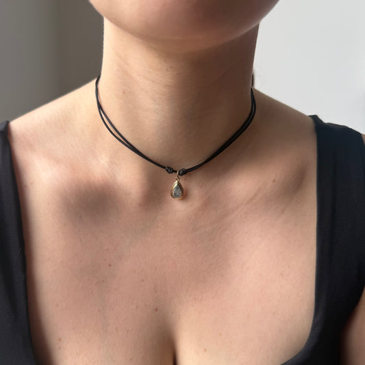 Collar de cordón negro con dije de oro amarillo de 14k de diamantes de laboratorio de 1CT