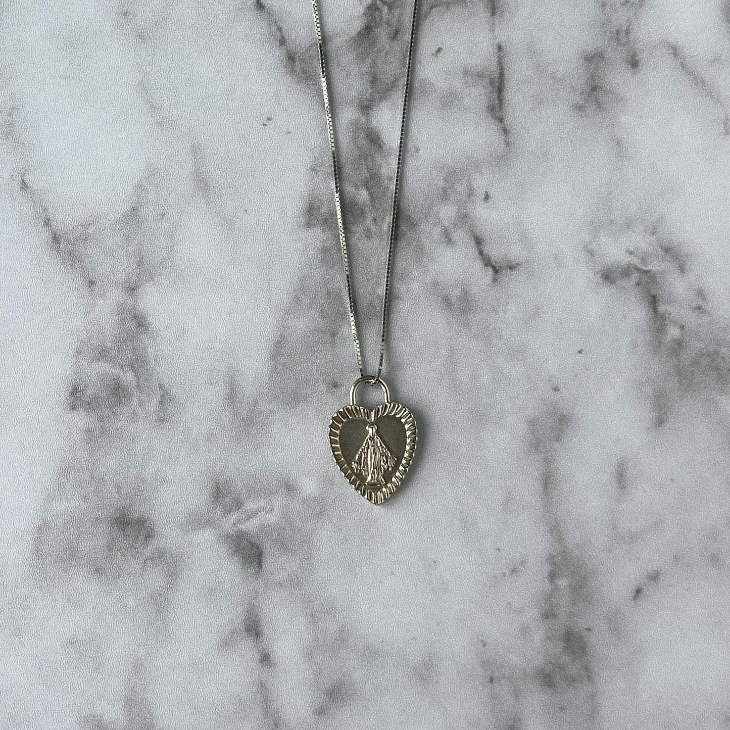 Dije de plata corazón con virgen