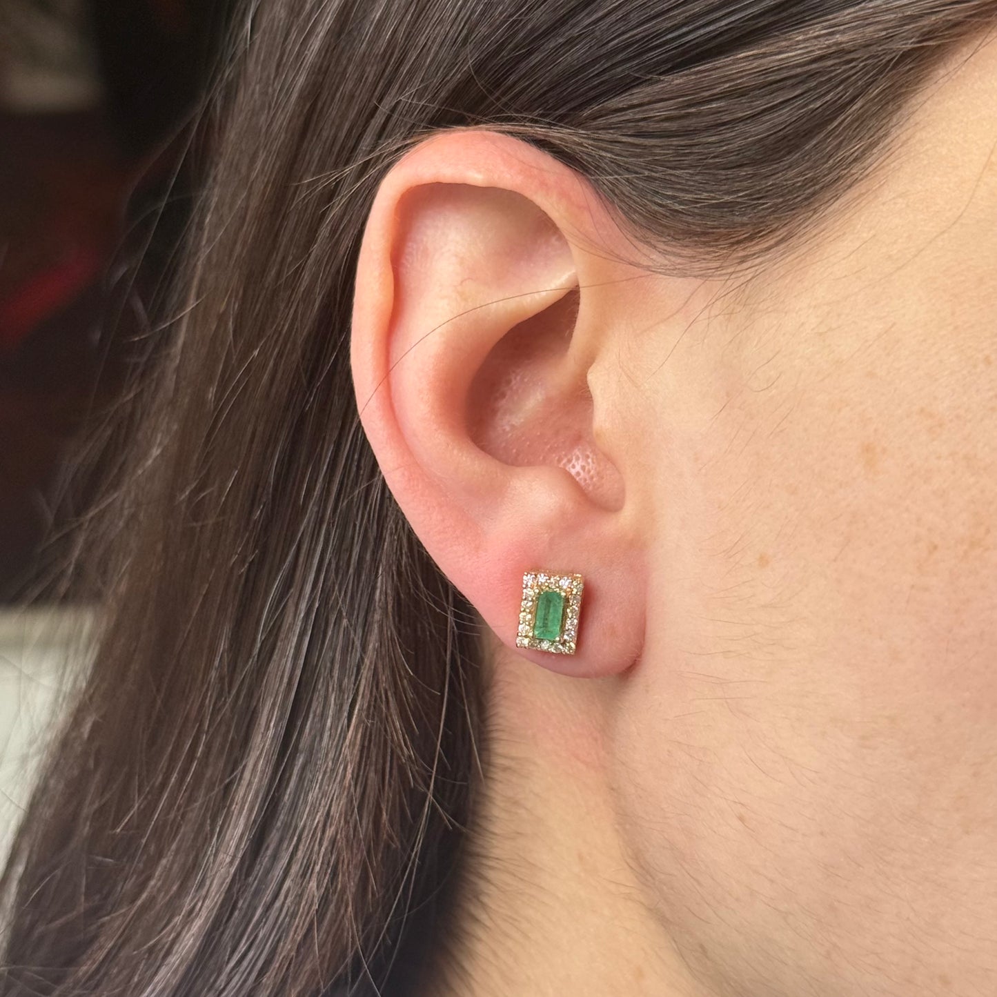 Aretes en oro amarillo 14k con esmeraldas corte esmeralda 0.5 ctw y halo de diamantes 0.58ctw