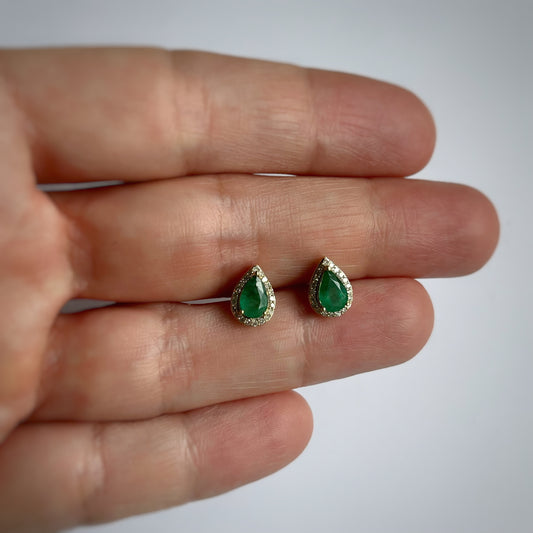 Aretes en oro amarillo 10k con esmeralda corte pera y halo de diamantes 0.12ctw