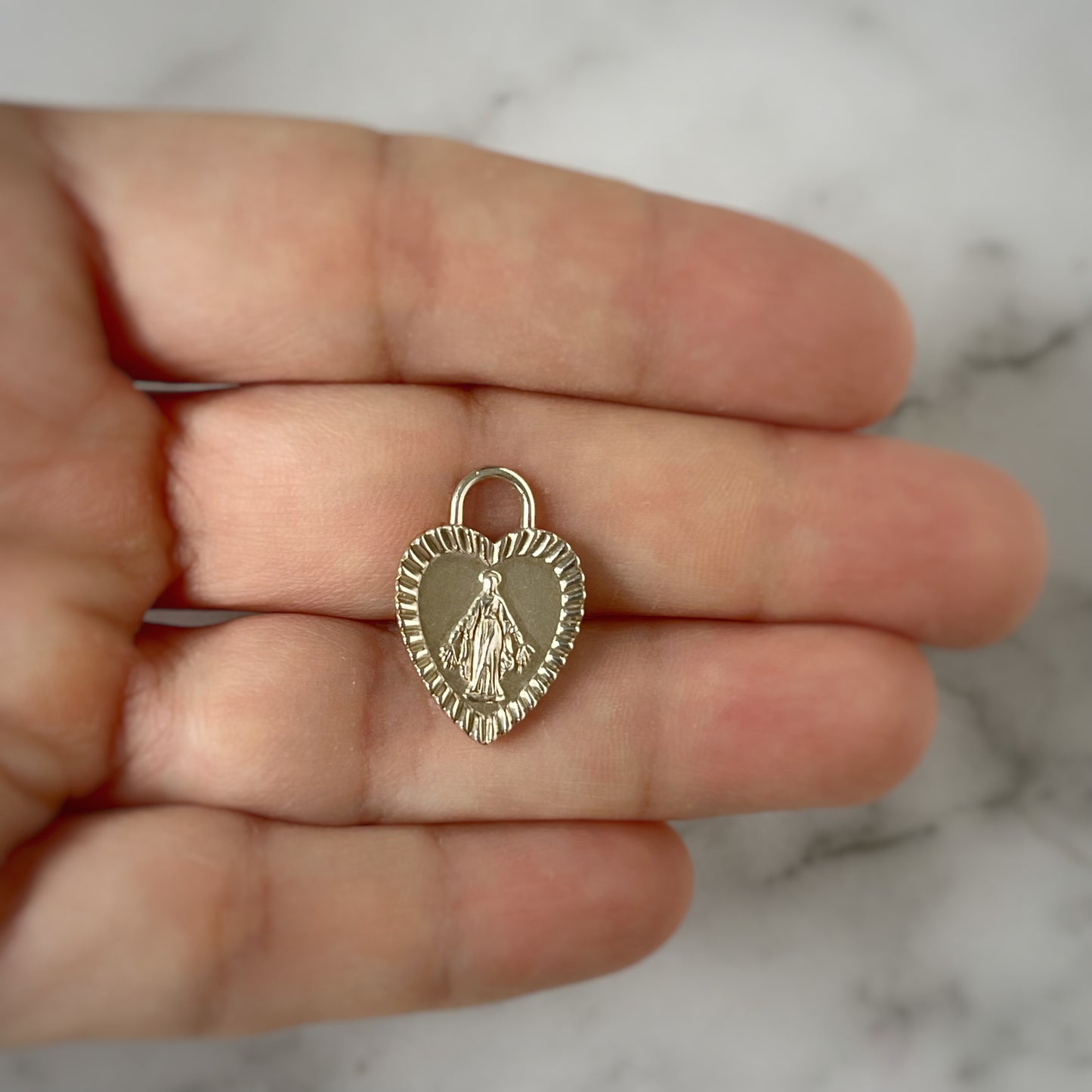 Dije de plata corazón con virgen