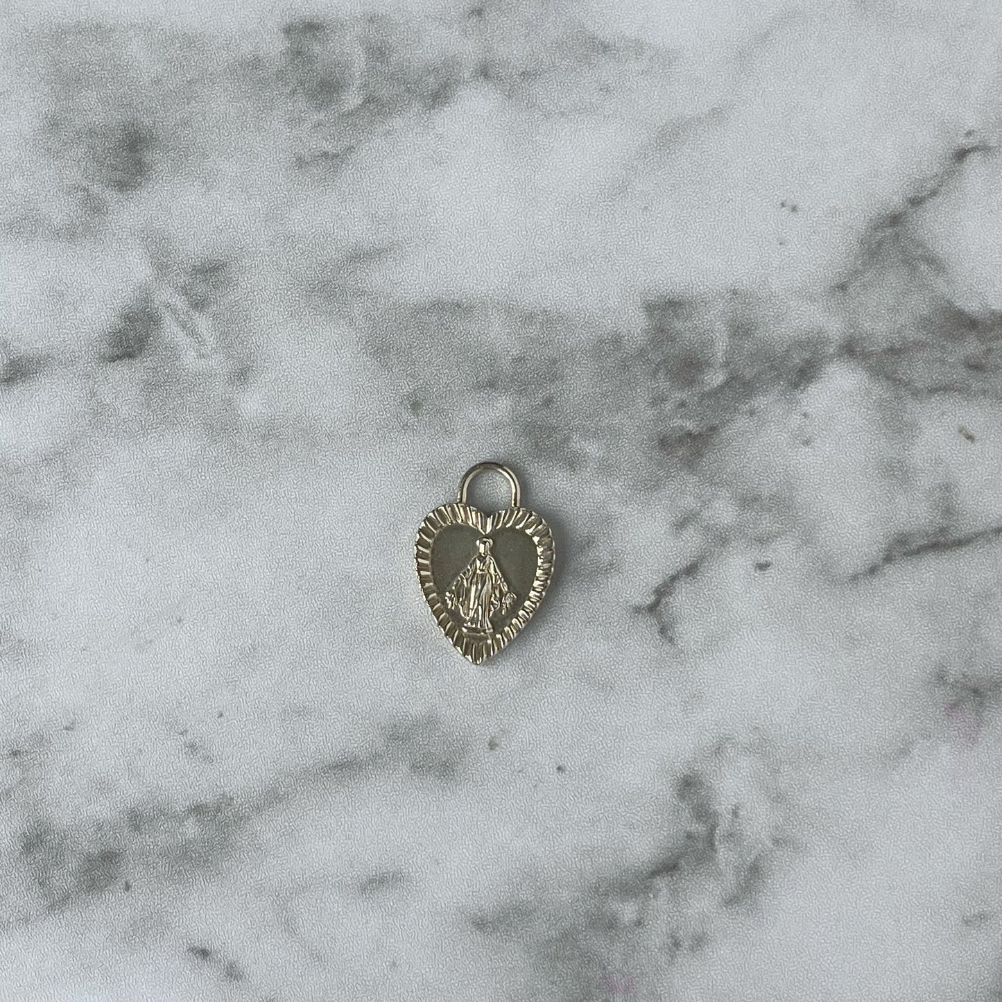 Dije de plata corazón con virgen