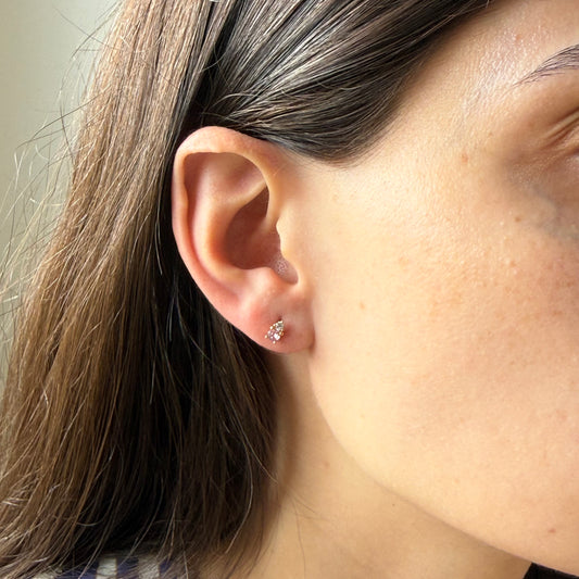 Aretes tu y yo de circonita rosada y blanca con tope rosca en oro amarillo 18K