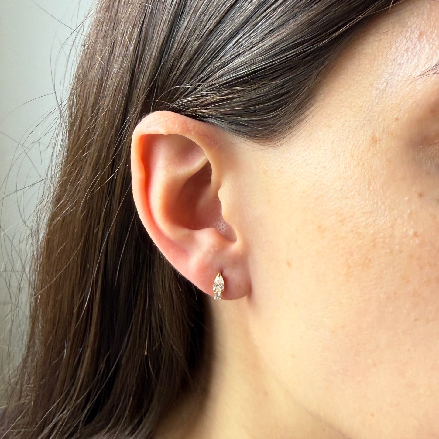 Aretes de circonita blanca en forma de gota y circonita redonda  blanca abajo en oro amarillo 14k con tope rosca