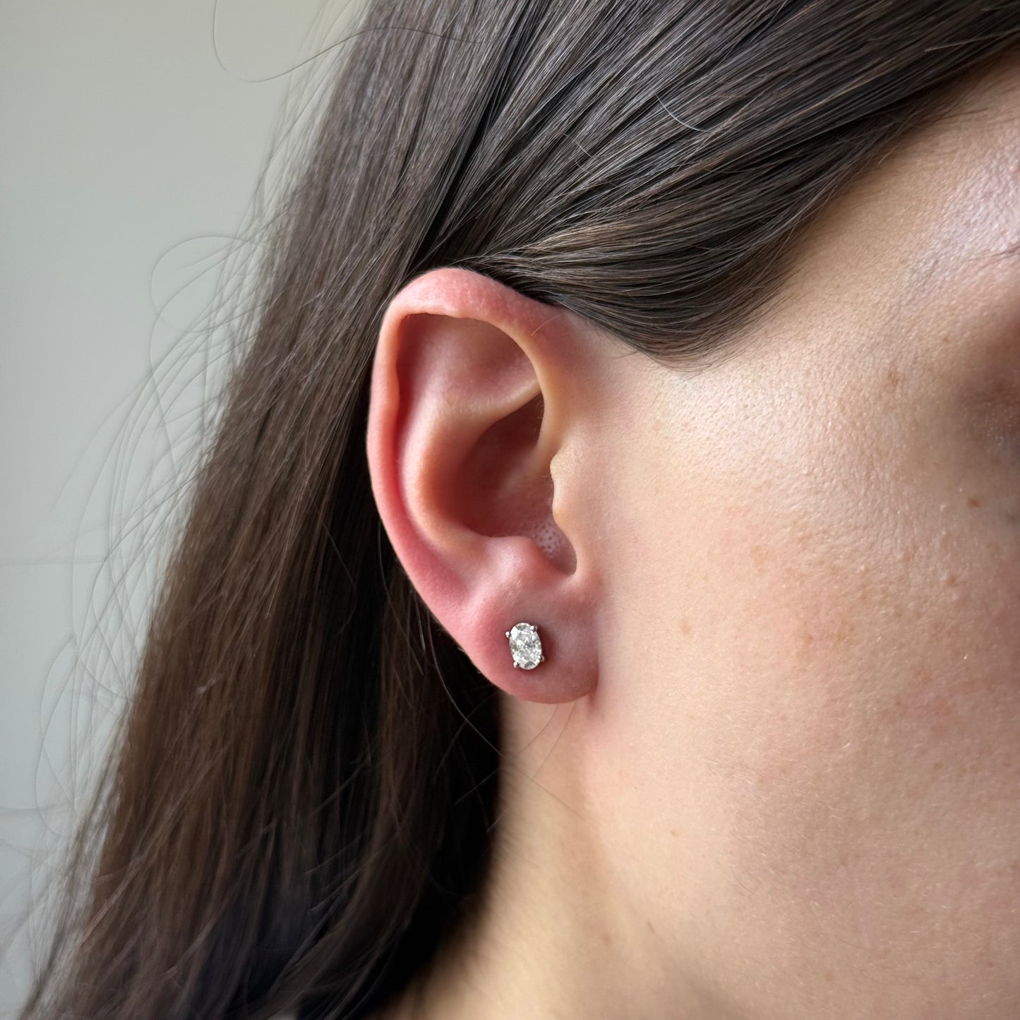 Aretes studs de moissanitas ovaladas 1ctw en plata