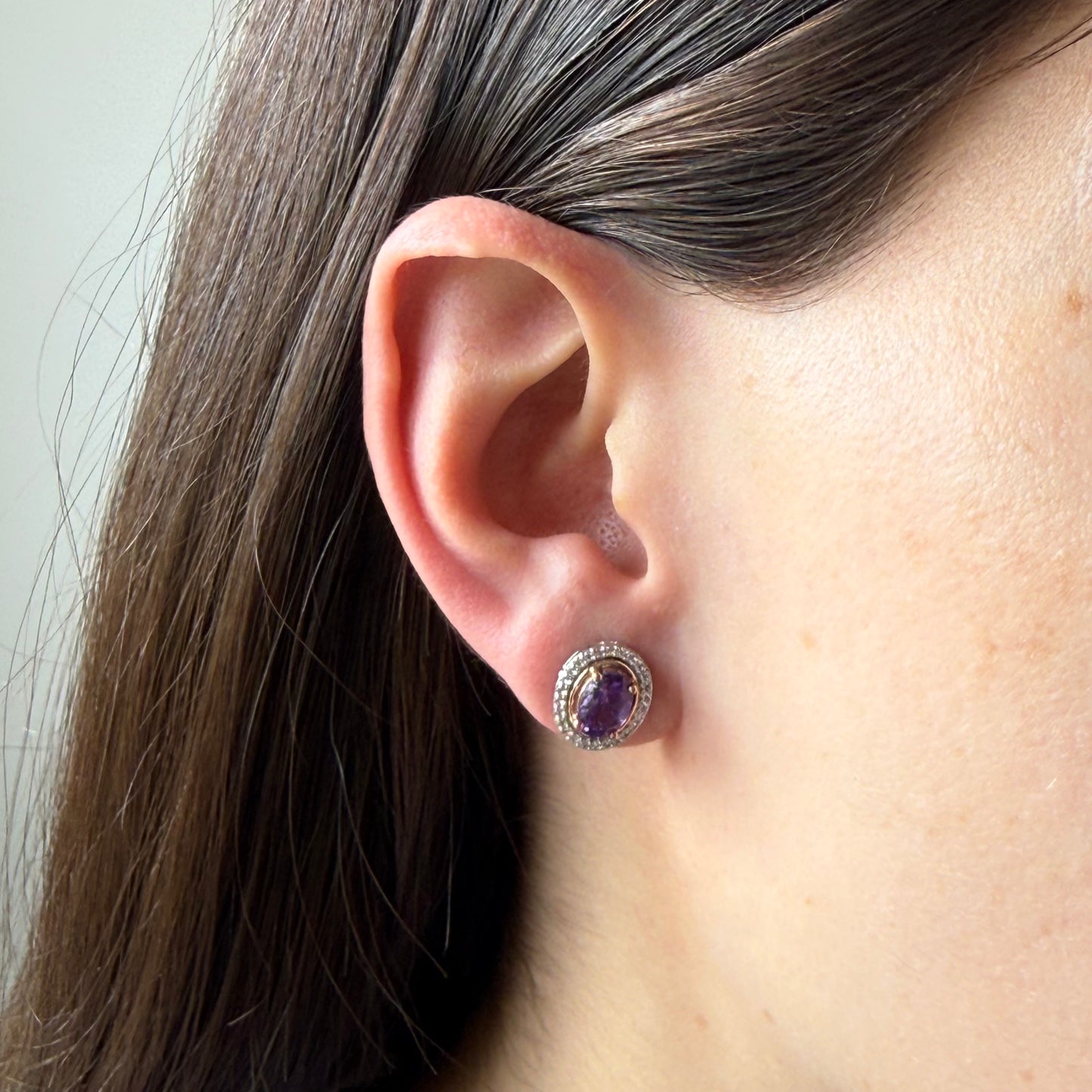 Aretes de plata y oro rosa 10k con amatista ovalada y halo de zafiros de laboratorio