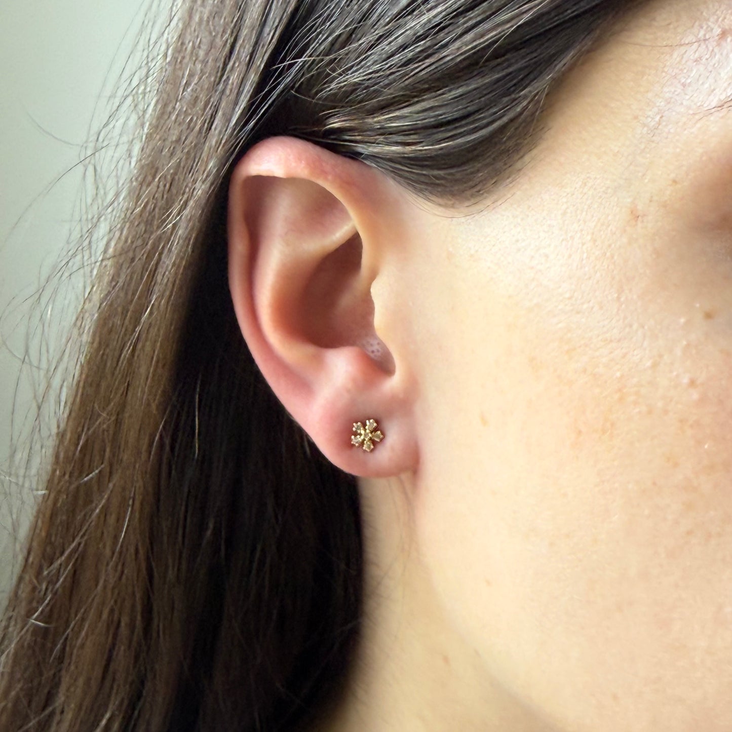 Aretes en oro amarillo 18K de florcita de diamantes 0.15ctw