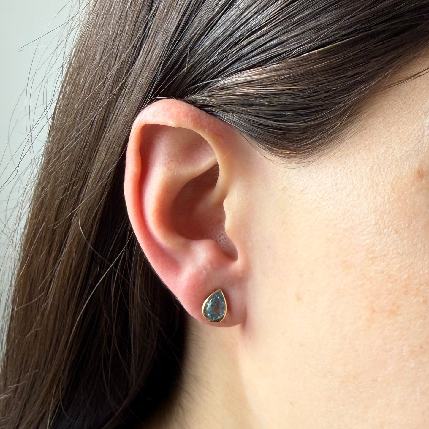 Aretes en oro amarillo 10K con gota de topacio azul biselado