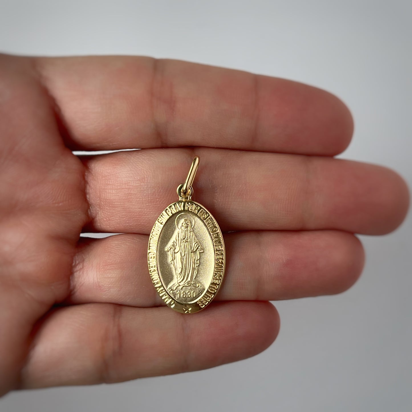 Medalla Virgen Milagrosa en oro amarillo 14k