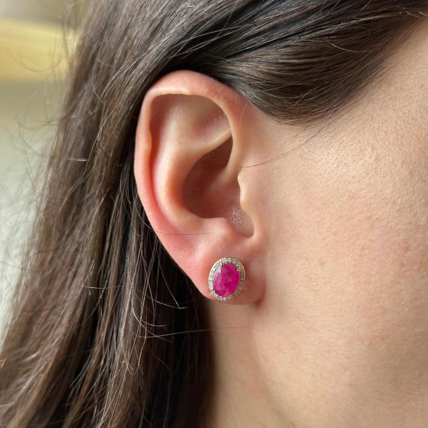 Aretes en oro amarillo 10k con rubí ovalado y halo de diamantes 0.25ctw