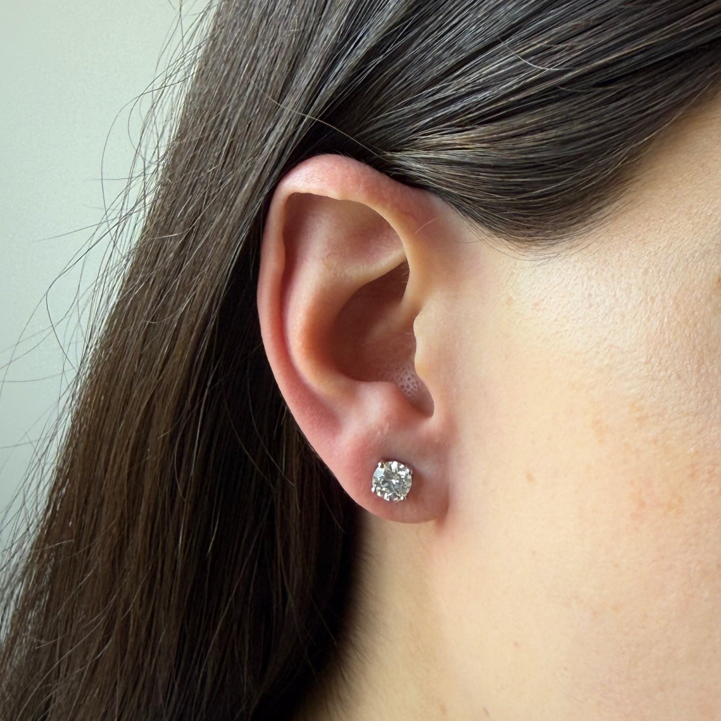 Aretes studs de moissanitas redondas 2ctw en plata