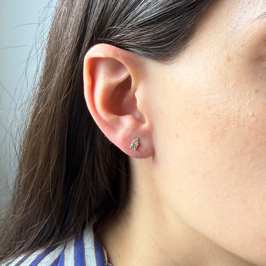 Aretes tu y yo de circonita blanca y blanca con tope rosca en oro amarillo 18K