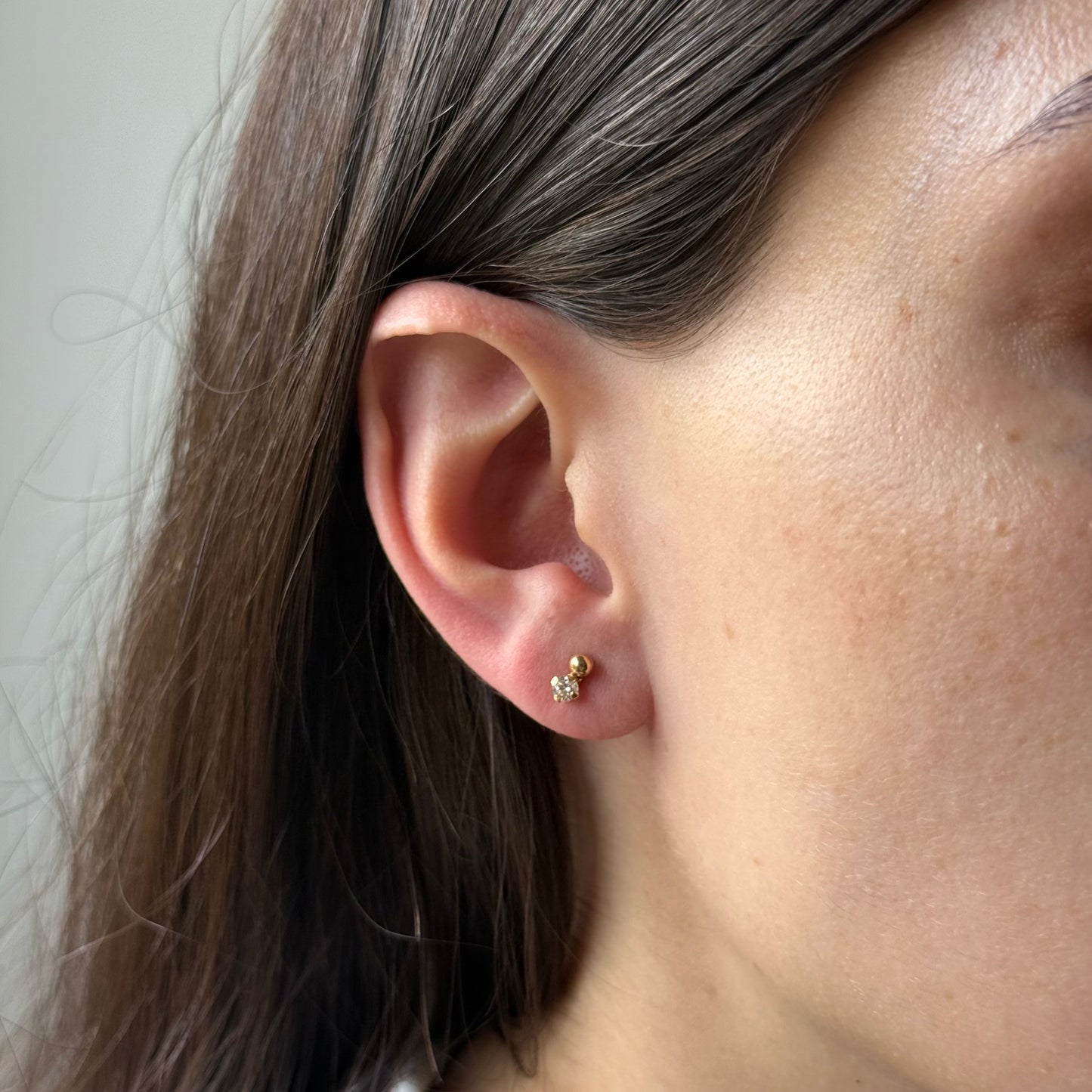 Aretes bolita con circonita blanca abajo en oro amarillo 14k con tope rosca