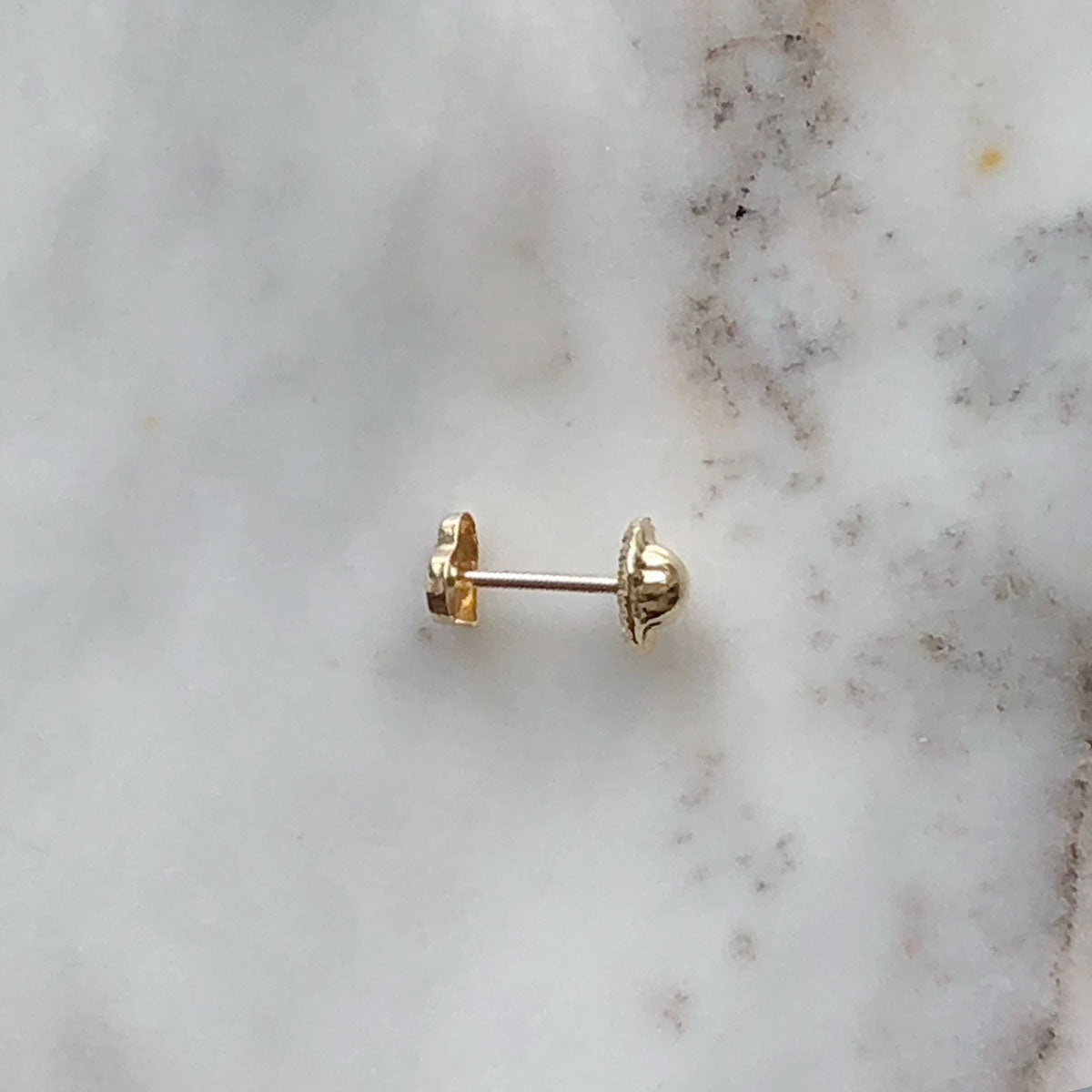 Arete en oro amarillo 14K con corazón esmaltado rojo con tope rosca