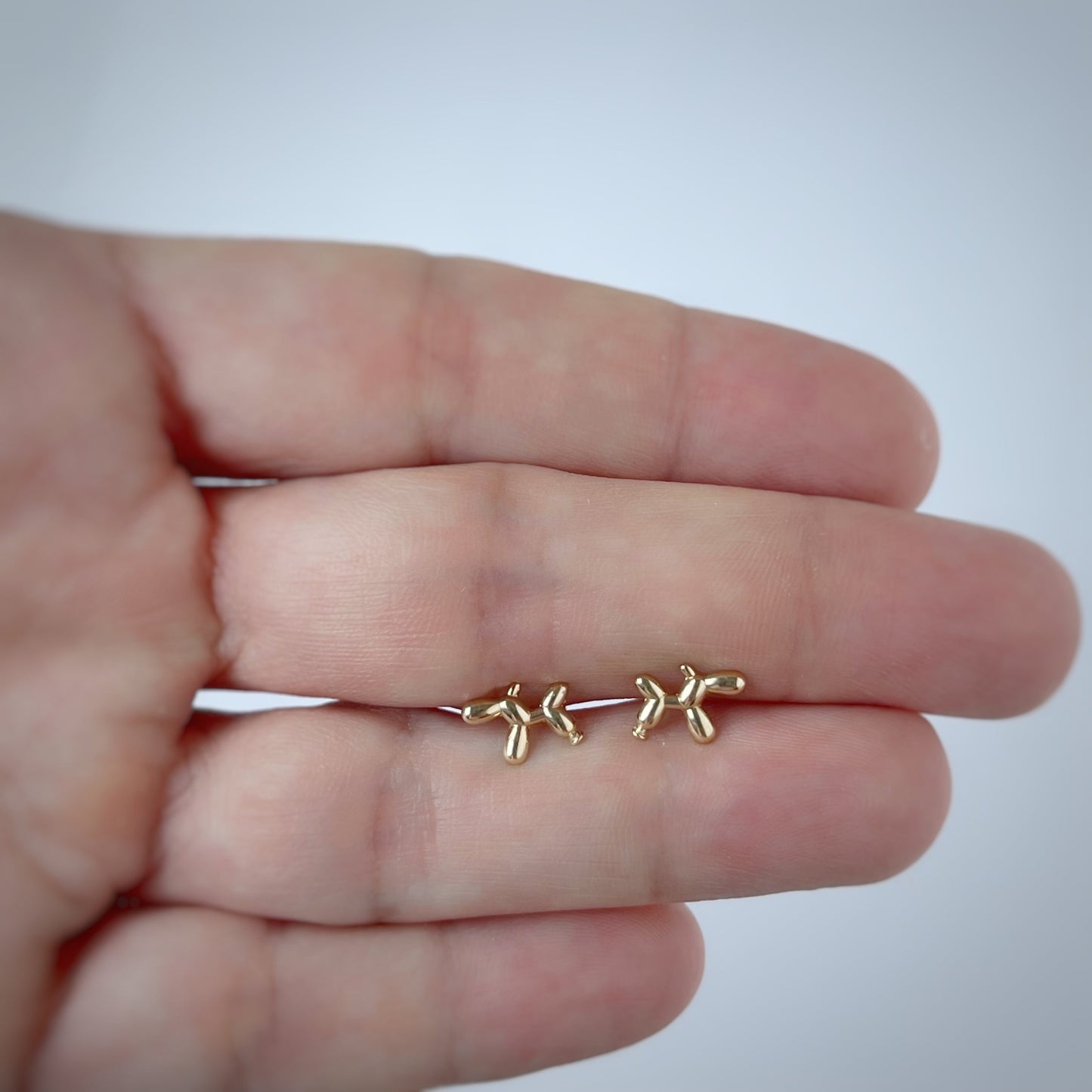 Aretes en oro amarillo de 14K con perritos con tope rosca