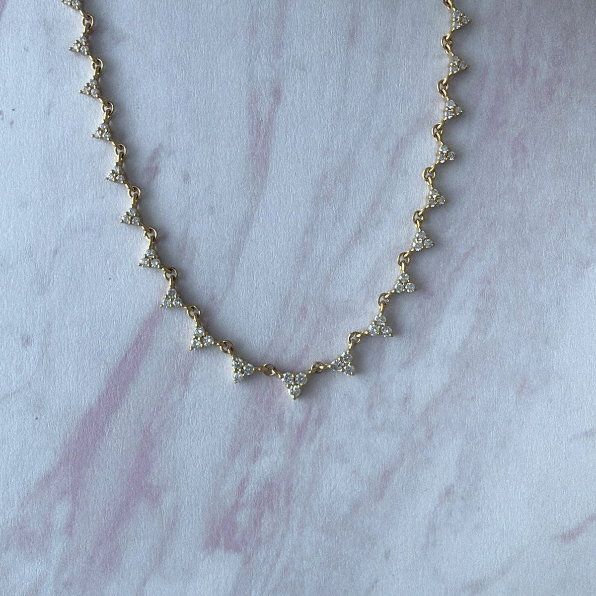 Collar en oro amarillo 14k con triángulos de diamantes 0.95ctw y cadena ajustable