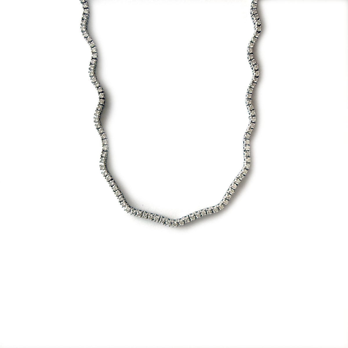 Collar en oro blanco 14k de curvas de diamantes 1.80ctw y cadena ajustable