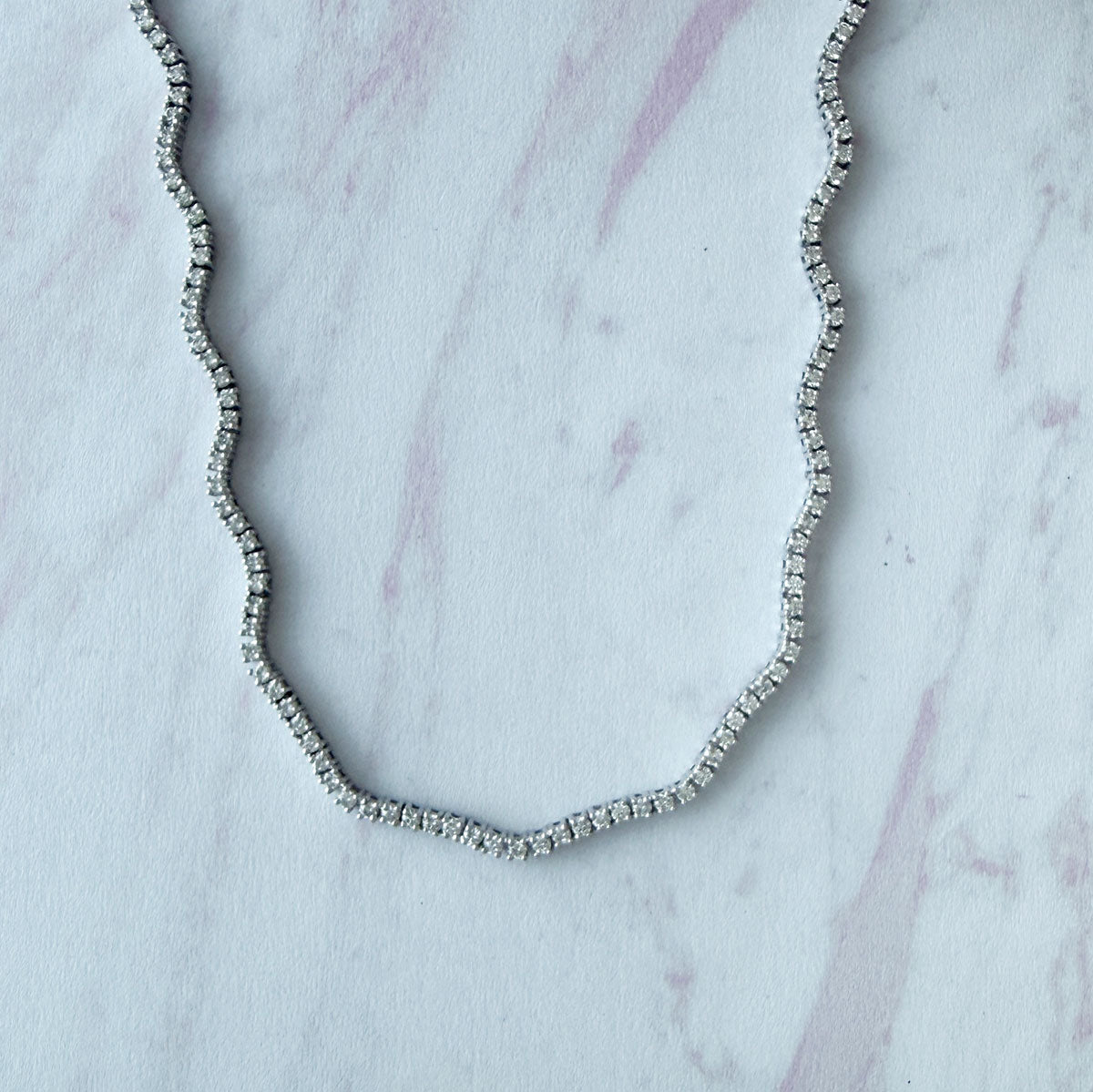 Collar en oro blanco 14k de curvas de diamantes 1.80ctw y cadena ajustable