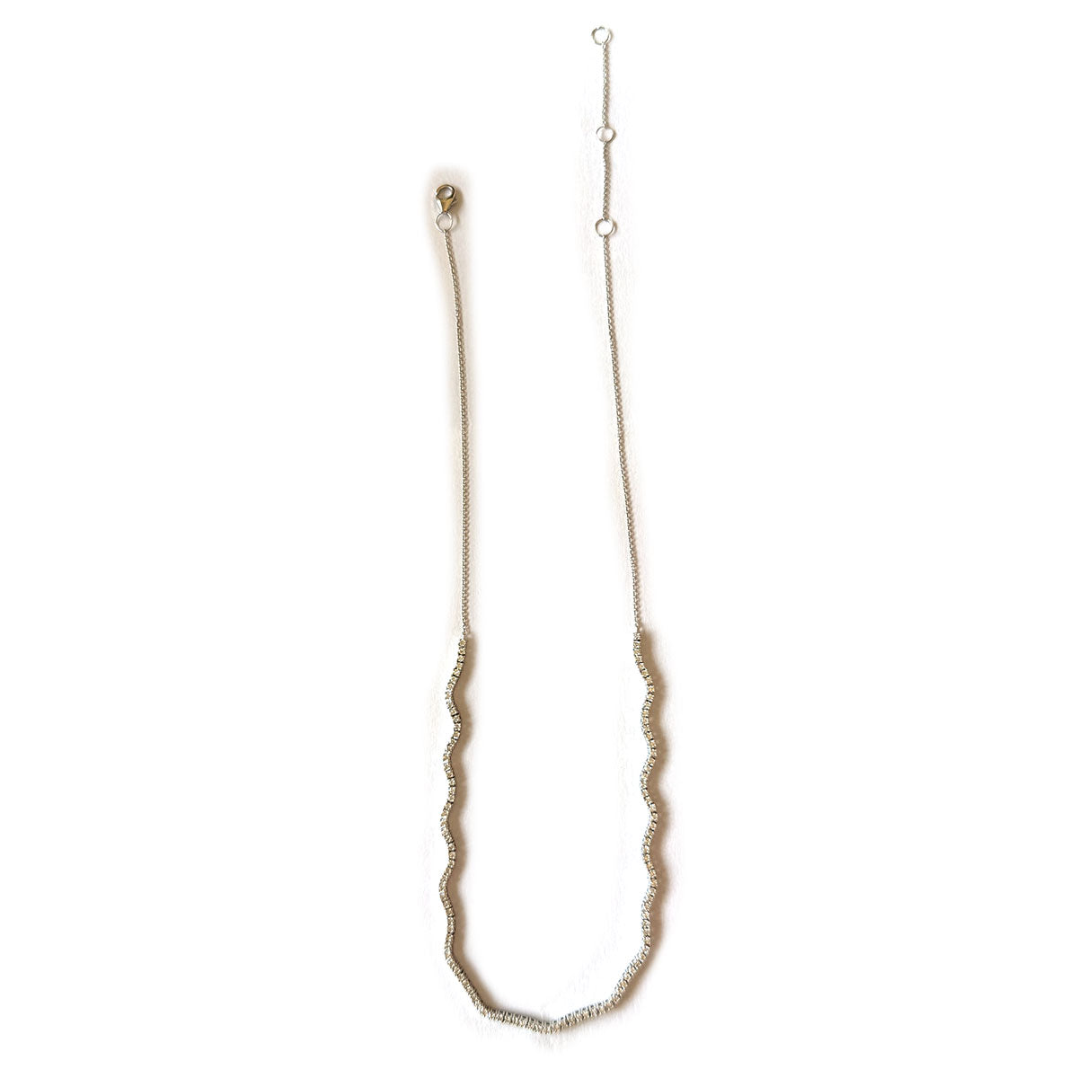 Collar en oro blanco 14k de curvas de diamantes 1.80ctw y cadena ajustable