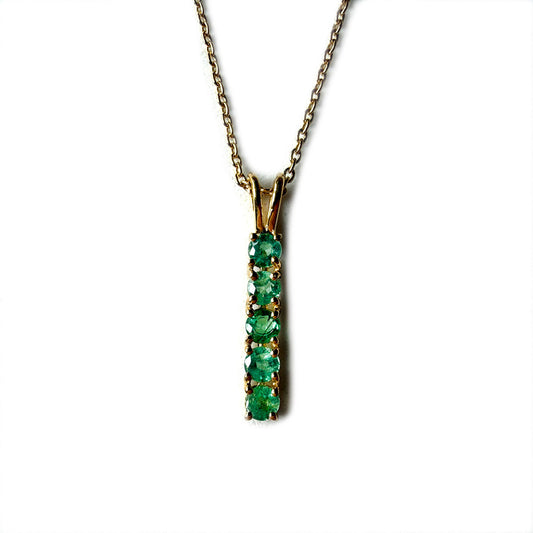 Collar de plata con baño de oro amarillo y esmeraldas redondas en fila