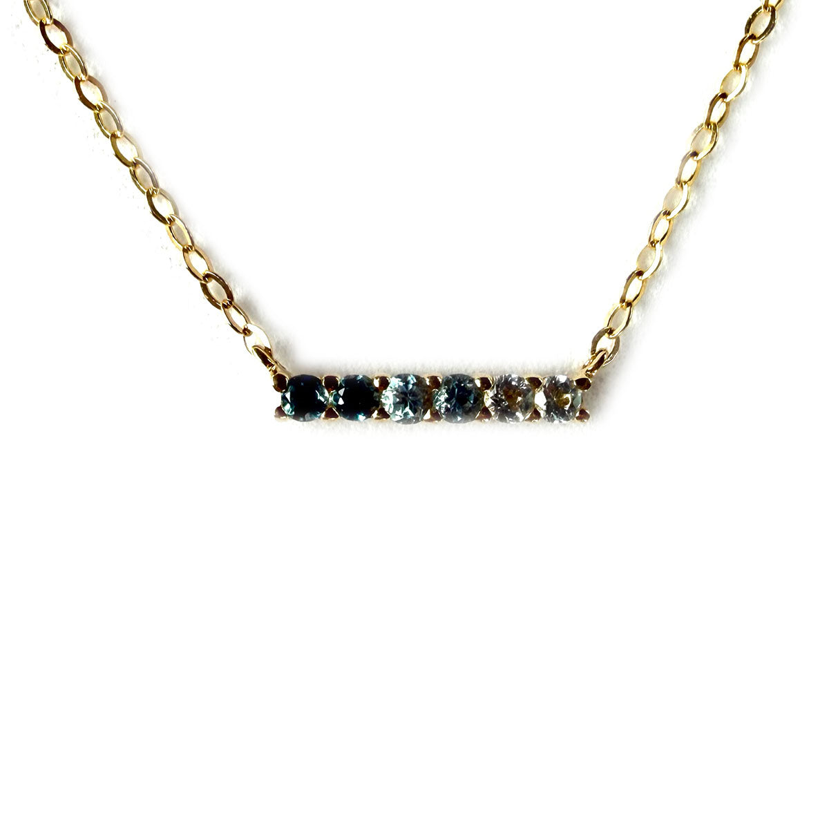 Cadena de oro amarillo 10k con barra de topacios azules en degradé