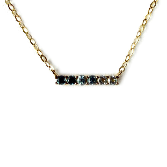 Cadena de oro amarillo 10k con barra de topacios azules en degradé